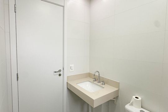 Apartamento com 2 quartos, varanda e churrasqueira. Piscina no condomínio. Ideal para comprar. — Banheiro Suíte