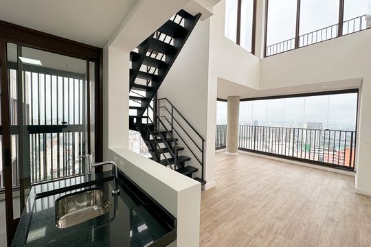 Apartamento com 2 quartos, varanda e churrasqueira. Piscina no condomínio. Ideal para comprar. — Sala