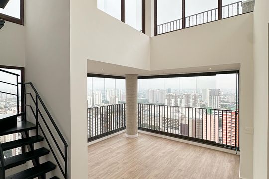 Apartamento com 2 quartos, varanda e churrasqueira. Piscina no condomínio. Ideal para comprar. — Sala