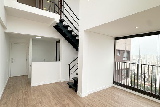 Apartamento com 2 quartos, varanda e churrasqueira. Piscina no condomínio. Ideal para comprar. — Sala