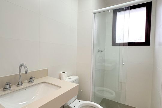 Apartamento com 2 quartos, varanda e churrasqueira. Piscina no condomínio. Ideal para comprar. — Banheiro Suíte