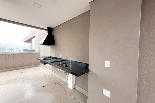 Apartamento com 2 quartos, varanda e churrasqueira. Piscina no condomínio. Ideal para comprar. — Área Gourmet