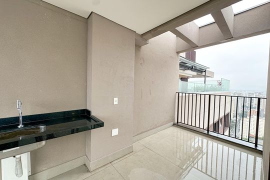 Apartamento com 2 quartos, varanda e churrasqueira. Piscina no condomínio. Ideal para comprar. — Área Gourmet