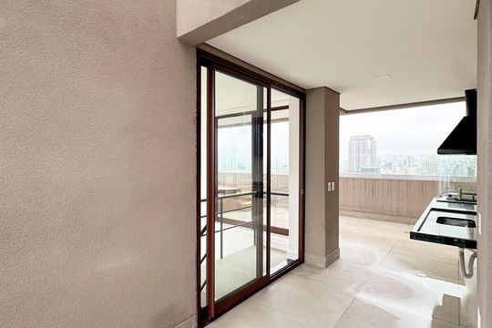 Apartamento com 2 quartos, varanda e churrasqueira. Piscina no condomínio. Ideal para comprar. — Área Gourmet