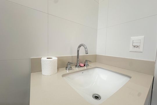 Apartamento com 2 quartos, varanda e churrasqueira. Piscina no condomínio. Ideal para comprar. — Banheiro Social