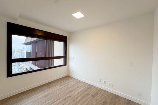 Apartamento com 2 quartos, varanda e churrasqueira. Piscina no condomínio. Ideal para comprar. — Suíte