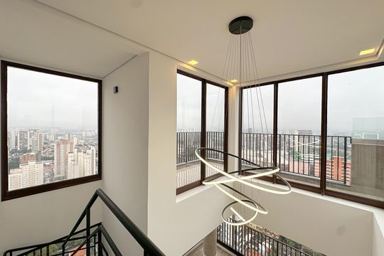 Apartamento com 2 quartos, varanda e churrasqueira. Piscina no condomínio. Ideal para comprar. — Escadas