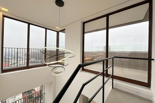 Apartamento com 2 quartos, varanda e churrasqueira. Piscina no condomínio. Ideal para comprar. — Escadas