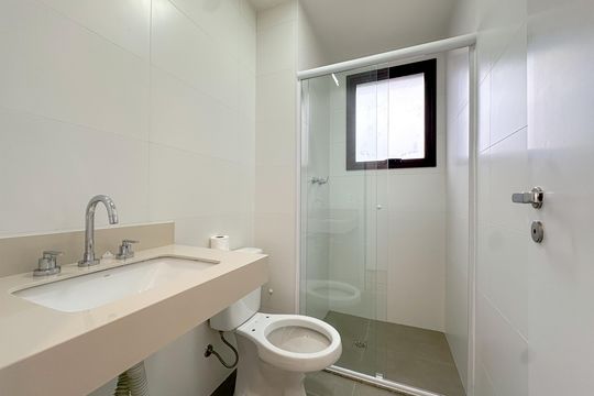 Apartamento com 2 quartos, varanda e churrasqueira. Piscina no condomínio. Ideal para comprar. — Banheiro Suíte