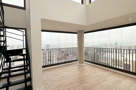 Apartamento com 2 quartos, varanda e churrasqueira. Piscina no condomínio. Ideal para comprar. — Sala