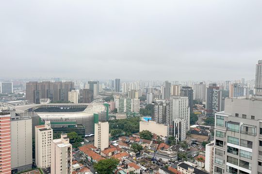 Apartamento com 2 quartos, varanda e churrasqueira. Piscina no condomínio. Ideal para comprar. — Área Gourmet