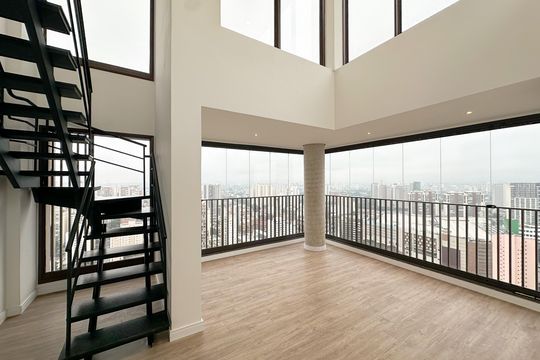 Apartamento com 2 quartos, varanda e churrasqueira. Piscina no condomínio. Ideal para comprar. — Sala