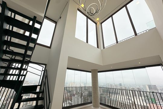 Apartamento com 2 quartos, varanda e churrasqueira. Piscina no condomínio. Ideal para comprar. — Sala