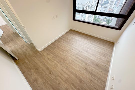 Apartamento com 2 quartos, varanda e churrasqueira. Piscina no condomínio. Ideal para comprar. — Suíte