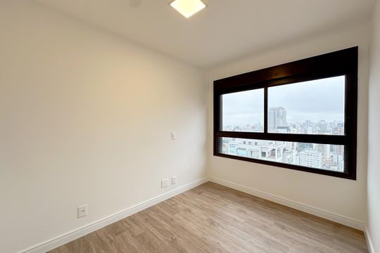 Apartamento com 2 quartos, varanda e churrasqueira. Piscina no condomínio. Ideal para comprar. — Quarto