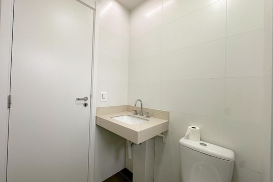 Apartamento com 2 quartos, varanda e churrasqueira. Piscina no condomínio. Ideal para comprar. — Banheiro Suíte