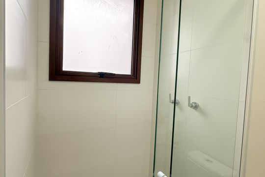 Apartamento com 2 quartos, varanda e churrasqueira. Piscina no condomínio. Ideal para comprar. — Banheiro Social