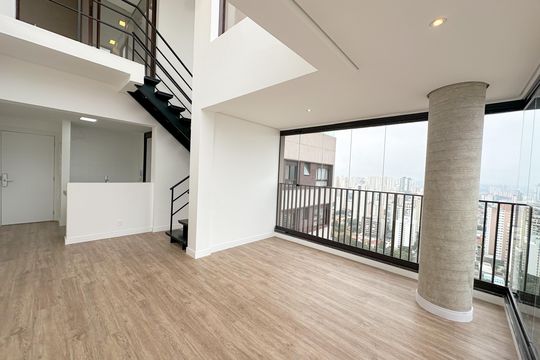 Apartamento com 2 quartos, varanda e churrasqueira. Piscina no condomínio. Ideal para comprar. — Sala