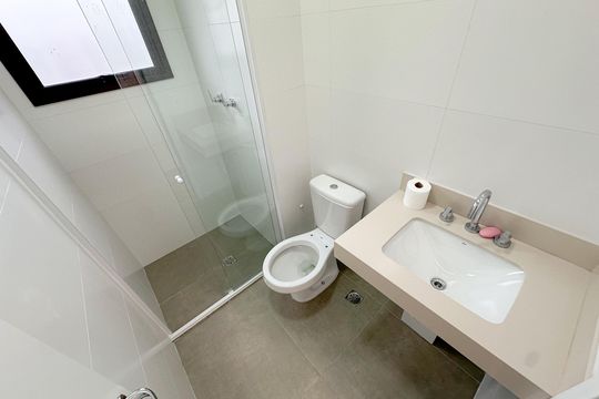 Apartamento com 2 quartos, varanda e churrasqueira. Piscina no condomínio. Ideal para comprar. — Banheiro Social