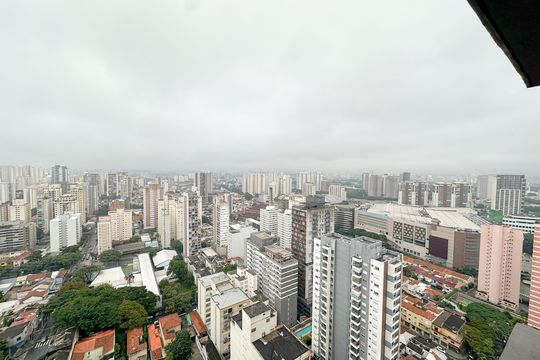 Apartamento com 2 quartos, varanda e churrasqueira. Piscina no condomínio. Ideal para comprar. — Vista