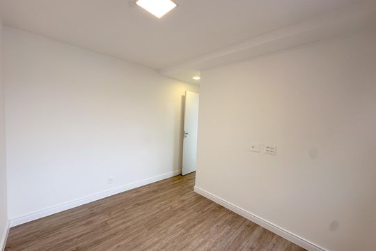 Apartamento com 2 quartos, varanda e churrasqueira. Piscina no condomínio. Ideal para comprar. — Suíte