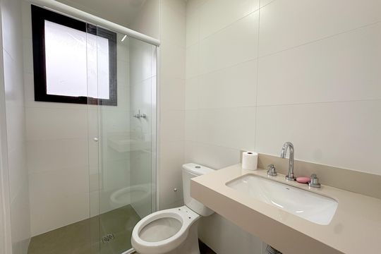Apartamento com 2 quartos, varanda e churrasqueira. Piscina no condomínio. Ideal para comprar. — Banheiro Social