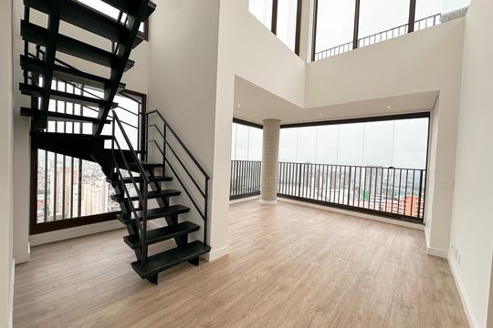 Apartamento com 2 quartos, varanda e churrasqueira. Piscina no condomínio. Ideal para comprar. — Sala