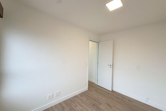 Apartamento com 2 quartos, varanda e churrasqueira. Piscina no condomínio. Ideal para comprar. — Quarto