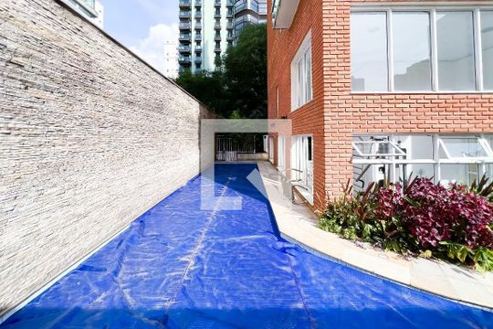 Comprar apartamento mobiliado com 2 quartos, piscina e academia no condomínio. — Área comum - Piscina