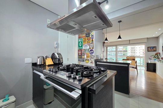 Comprar apartamento mobiliado com 2 quartos, piscina e academia no condomínio. — Cozinha