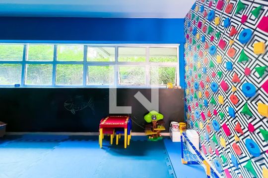 Comprar apartamento mobiliado com 2 quartos, piscina e academia no condomínio. — Brinquedoteca