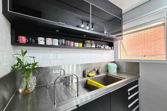 Comprar apartamento mobiliado com 2 quartos, piscina e academia no condomínio. — Cozinha