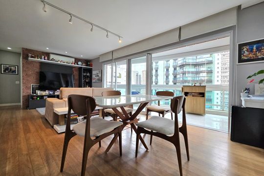 Comprar apartamento mobiliado com 2 quartos, piscina e academia no condomínio. — Sala