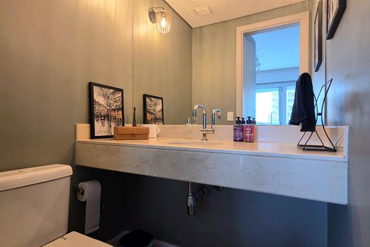 Comprar apartamento mobiliado com 2 quartos, piscina e academia no condomínio. — Lavabo