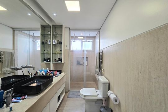 Comprar apartamento mobiliado com 2 quartos, piscina e academia no condomínio. — Banheiro da Suíte 1
