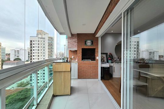 Comprar apartamento mobiliado com 2 quartos, piscina e academia no condomínio. — Varanda