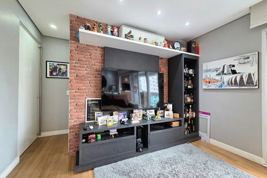 Comprar apartamento mobiliado com 2 quartos, piscina e academia no condomínio. — Sala