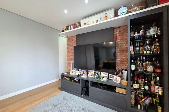 Comprar apartamento mobiliado com 2 quartos, piscina e academia no condomínio. — Sala