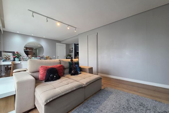 Comprar apartamento mobiliado com 2 quartos, piscina e academia no condomínio. — Sala