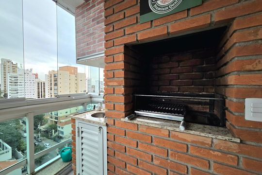 Comprar apartamento mobiliado com 2 quartos, piscina e academia no condomínio. — Varanda