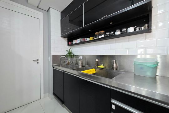 Comprar apartamento mobiliado com 2 quartos, piscina e academia no condomínio. — Cozinha