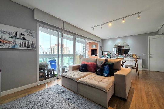 Comprar apartamento mobiliado com 2 quartos, piscina e academia no condomínio. — Sala