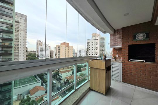 Comprar apartamento mobiliado com 2 quartos, piscina e academia no condomínio. — Varanda