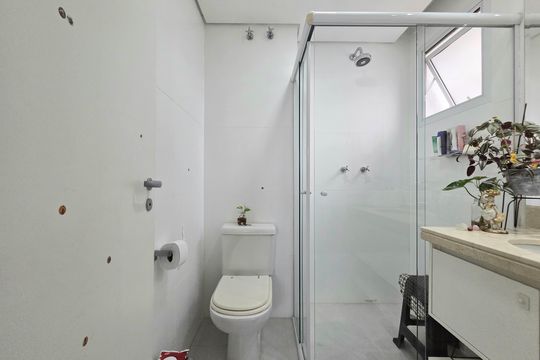 Comprar apartamento mobiliado com 2 quartos, piscina e academia no condomínio. — Banheiro da Suíte 2
