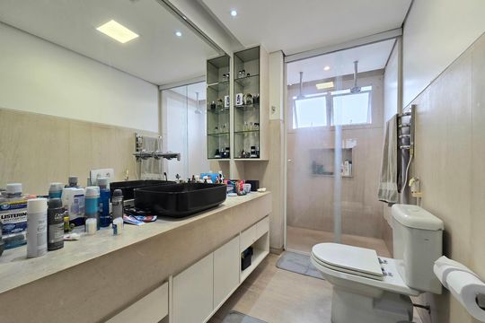 Comprar apartamento mobiliado com 2 quartos, piscina e academia no condomínio. — Banheiro da Suíte 1
