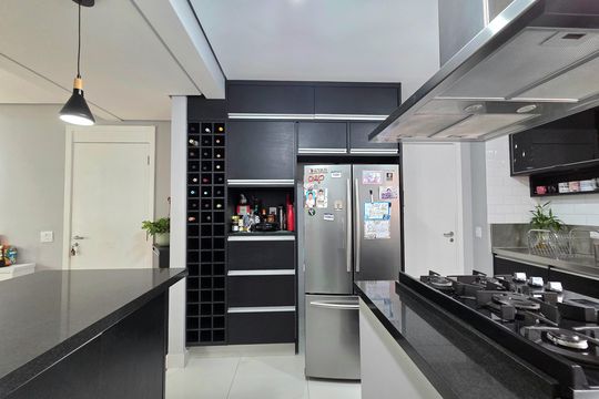 Comprar apartamento mobiliado com 2 quartos, piscina e academia no condomínio. — Cozinha