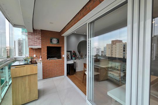 Comprar apartamento mobiliado com 2 quartos, piscina e academia no condomínio. — Varanda