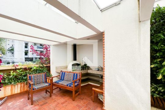 Comprar apartamento mobiliado com 2 quartos, piscina e academia no condomínio. — Área comum - Churrasqueira