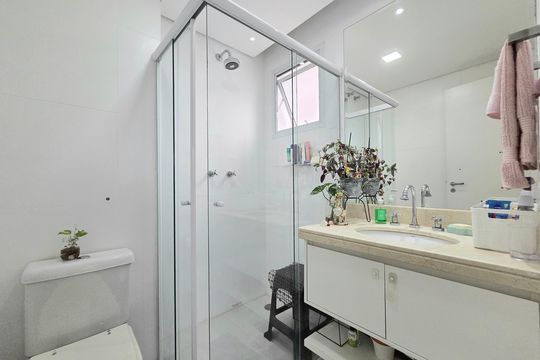 Comprar apartamento mobiliado com 2 quartos, piscina e academia no condomínio. — Banheiro da Suíte 2