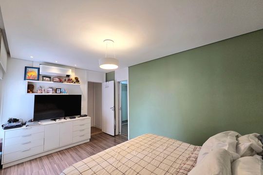 Comprar apartamento mobiliado com 2 quartos, piscina e academia no condomínio. — Suíte 1